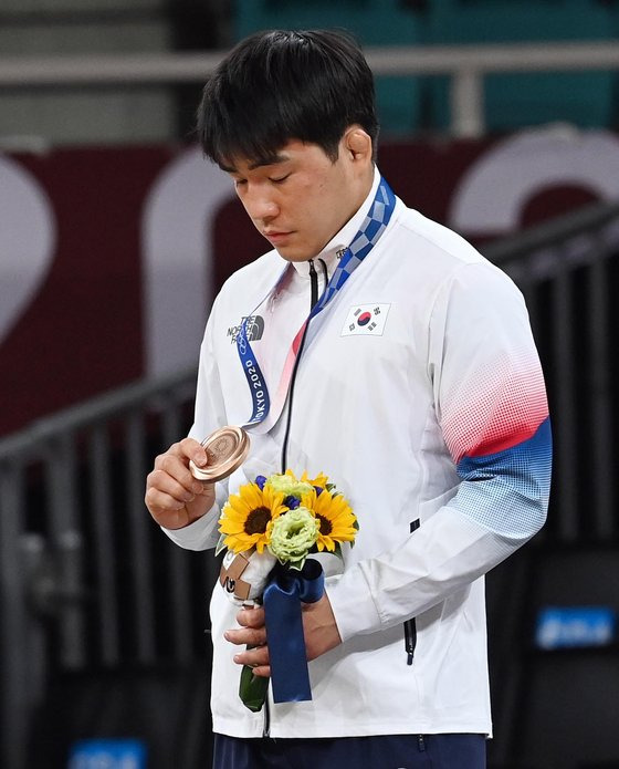 26일 일본 도쿄 지요다구 무도관에서 열린 도쿄올림픽 유도 남자 73kg급 시상식에서 안창림이 동메달을 받고 있다. 도쿄 = 올림픽사진공동취재단