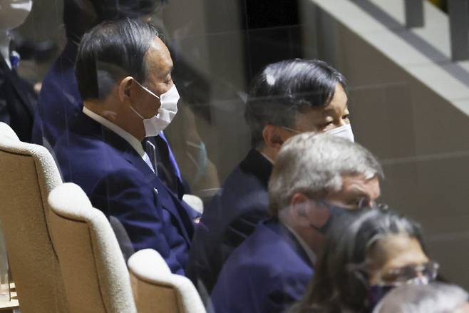 스가 요시히데 일본 총리(왼쪽)가 23일 도쿄 신주쿠 국립경기장에서 열린 2020 도쿄올림픽 개막식에 참석했다. 도쿄｜연합뉴스