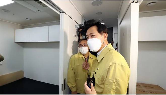 Seoul Mayor Oh Se-hoon inspects preparations while listening to a staff at the living treatment center at the University of Seoul in Dongdaemun-gu on July 17. Yonhap News