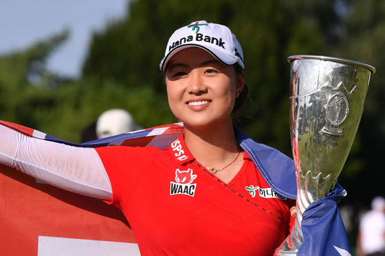 Lee Min-jee poses with the trophy after winning the Amundi Evian Championship. [AFP/YONHAP]
