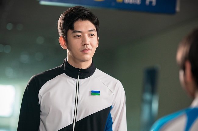 A special appearance by Badminton-based Legend of Legend Lee Yong-tae on Deutsches Jungvolk was unveiled at the scene where he worked with Kim Kang Hoon.SBS Mon-Tue drama Deutsches Jungvolk (playplay by Jung Bo-hoon/directed by Cho Young-kwang/produced fan entertainment) is a challenger for the boys game of Deutsches Jungvolk, which dreams of badminton idols, and a real growth drama for sixteen boys and girls in rural areas of the land village.In the last broadcast, the Kyonggi landscape, which is a mountain beyond the mountains, was vividly recorded, and the 14th consecutive Mon-Tue drama was kept in the top spot.In this regard, the 15th episode of Deutsches Jungvolk, which will be broadcast at 10:20 pm on July 26, will feature a badminton player Lee Yong-tae, who everyone waited for, who will perform a performance of robbing his eyes with Kim Kang Hoon.In the play, Lee Yong-tae (Kim Kang Hoon) appears as badminton-based Legend player Lee Yong-tae appears while Kyonggi is sitting in an empty hallway as if he did not solve it.Lee Yong-tae, who had a disheartened look, can not shut up at the end of the corridor, watching Lee Yong-tae walking with a halo in a tall figure.Lee Yong-tae, who is recognized by Jata, approaches Lee Yong-tae with an unbelievable expression and expresses his excitement and joy by gathering his hands together.Lee Yong-tae is suddenly looking for the Kyonggi chapter, and Lee Yong-tae and Lee Yong-tae are wondering what kind of conversation they would have had.On the other hand, the shooting scene on this day was a festive atmosphere from the appearance of Lee Yong-tae.The Actors, who have spent the past few months playing badminton players, have been more excited and welcomed than ever when they saw Lee Yong-tae, and Lee Yong-tae also said, It was really nice and nice to have a badminton drama I thought about my childhood more when I was working out during my days, especially when I saw the uniform I wore during the Olympics. It was a short act of acting, but the acting itself was strange and difficult, and I was really grateful that Kim Kang Hoon Actor, who was with me, led me so well and I was able to finish it safely, he said. There are many people who do not know about badminton and badminton players. I really appreciate you because you know about badminton. 
