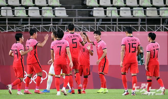 25일 일본 이바라키현 가시마 스타디움에서 열린 2020 도쿄 올림픽 대한민국 VS 루마니아 경기에서 대한민국 이강인 선수가 골을 넣고 기뻐하고 있다. 김학범호는 루마니아의 자책골에 이어 이동경과 이강인의 멀티골로 루마니아에 4대0 으로 승리하며 조별리그 1승 1패를 기록했다. 온두라스와 조별리그 마지막 경기는 오는 28일 오후 5시 30분 요코하마 국립경기장에서 열린다. 이한형 기자