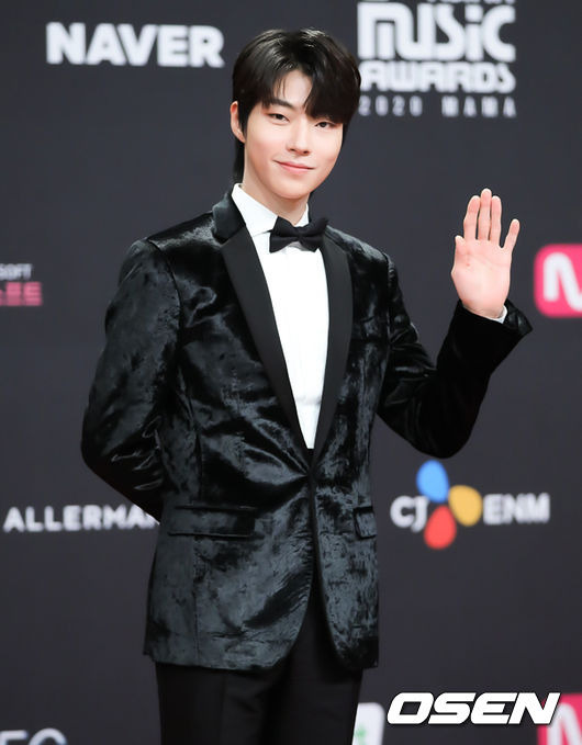 [OSEN=사진팀] 6일 오후 2020 엠넷 아시안 뮤직 어워즈(2020 MAMA) 레드카펫 행사가 열렸다. 배우 황인엽이 포토타임을 갖고 있다./photo@osen.co.kr[사진] CJ ENM 제공