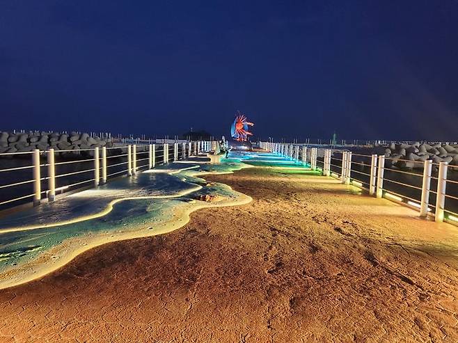 강원 속초시가 속초해수욕장에 헤드랜드 야간 조명 설치해 새로운 볼거리를 제공하고 있다. 속초시 제공