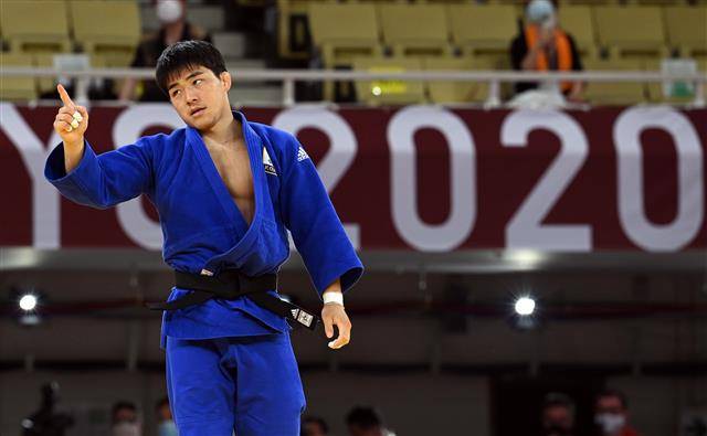 26일 일본 도쿄 지요다구 무도관에서 열린 도쿄올림픽 유도 남자 73kg급 동메달 결정전에서 안창림이 아제르바이잔의 오르조브에게 이겨 동메달을 확정지은 뒤 기뻐하고 있다. 2021.7.26 됴쿄 올림픽사진공동취재단