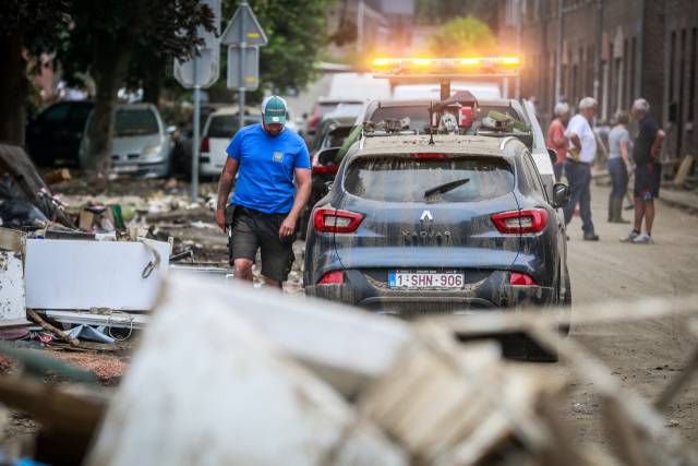 지난24일(현지시간) 벨기에의 한 마을에서 주민들이 폭우로 인해 침수된 차량들을 살펴보고 있다. /EPA연합뉴스