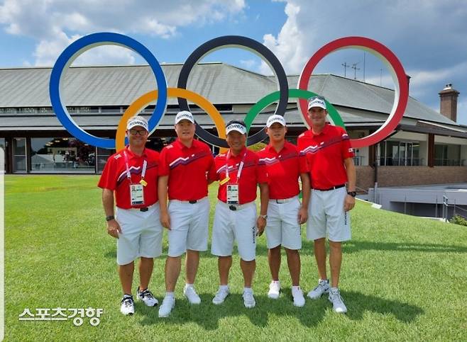 임성재, 최경주, 김시우(왼쪽 두 번째부터) 등 한국 남자골프 대표선수단이 2020 도쿄 올림픽 골프 코스 앞에서 포즈를 취하고 있다. ㅣ임성재 SNS
