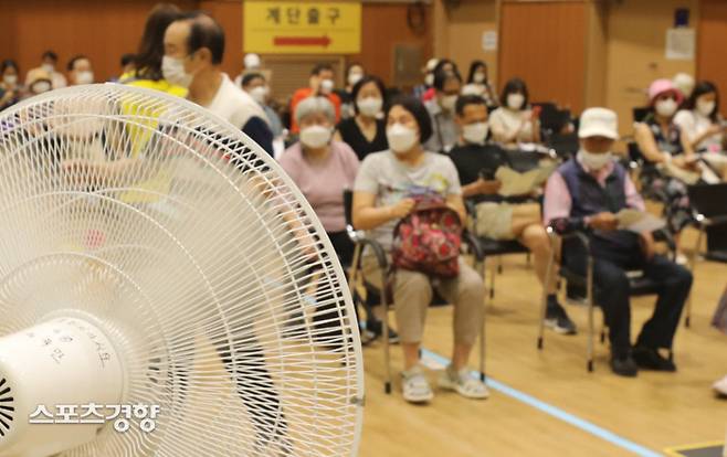 55~59세의 시민들이 코로나19 백신 접종을 시작한 26일 서울 종로구 코로나19 예방접종센터에서 예방접종을 마친 시민들이 관찰 대기실에 앉아 있다.  강윤중 기자