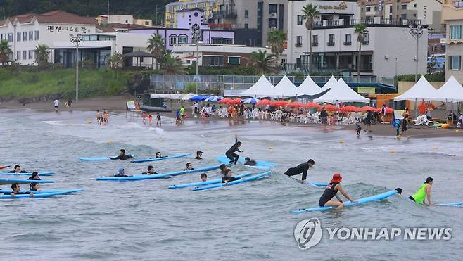 제주 바다에서 즐기는 서핑 (제주=연합뉴스) 전지혜 기자 = 제주지역이 빗방울이 떨어지는 흐린 날씨를 보인 25일 제주시 삼양해수욕장에서 서퍼들이 서핑을 하고 있다. 2021.7.25 atoz@yna.co.kr