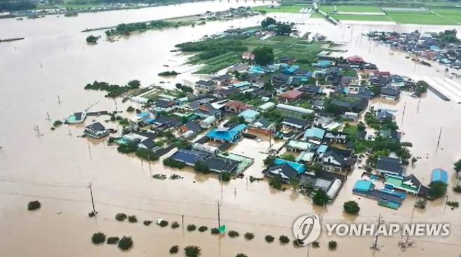 지난해 8월 8일 수해로 물에 잠긴 남원 금지면 마을 [전북소방본부 제공. 재판매 및 DB금지]