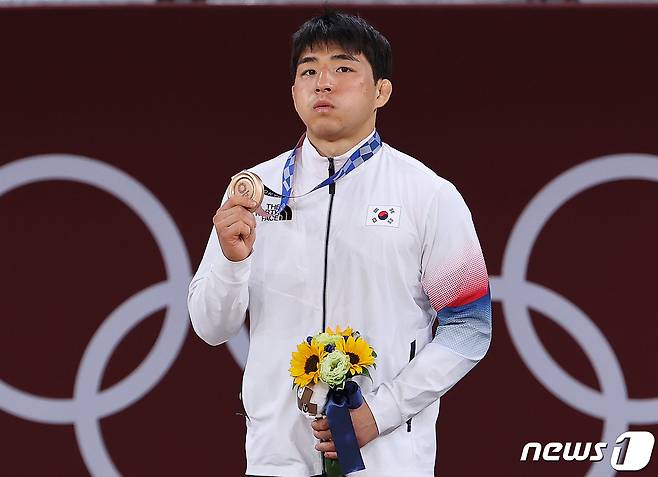 대한민국 유도 안창림이 26일 오후 일본 도쿄 지요다구 무도관에서 열린 '2020 도쿄올림픽' 73kg 유도 남자 시상식에서 동메달을 목에 걸고 있다. 2021.7.26/뉴스1 © News1 이재명 기자