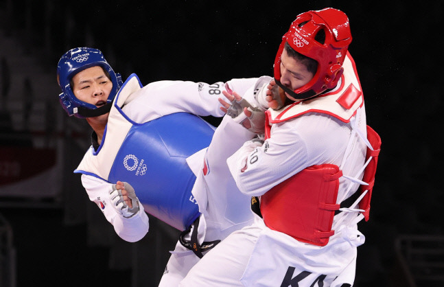 인교돈이 27일 일본 마쿠하리 메세홀에서 열린 도쿄올림픽 남자 태권도 80㎏ 초과급 8강 카자흐스탄 제파로프과 경기에서 발차기 공격을 시도하고 있다. 지바 | 연합뉴스