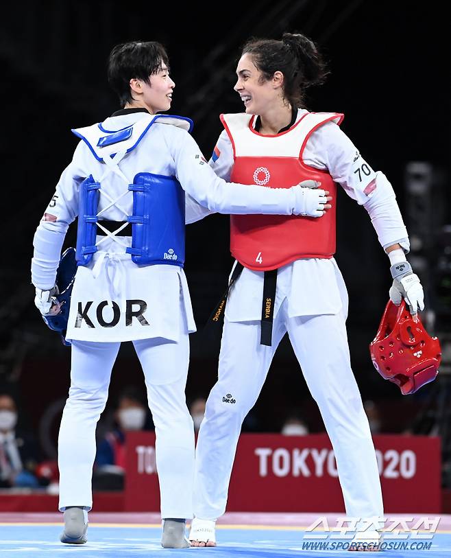 이것이 바로 패자의 품격, 금메달을 따낸 상대에게 축하를 건네는 이다빈