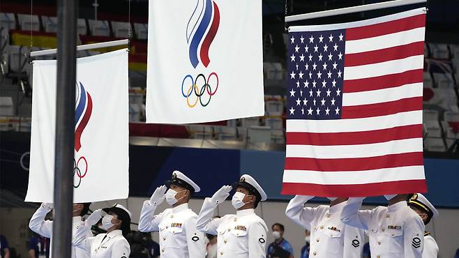 남자 배영 100m 결승전 시상식에 게양된 국기/AP