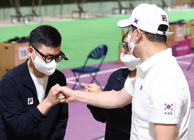 27일 함께 경기한 김모세(왼쪽)-김보미 조와 인사하는 진종오./연합뉴스