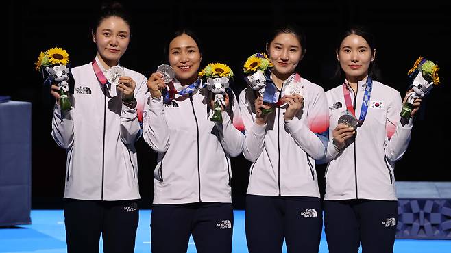 대한민국 펜싱 여자 에페 대표팀이 27일 일본 지바 마쿠하리 메세 B홀에서 열린 도쿄올림픽 펜싱 여자 에페 단체전 시상식에서 은메달을 목에 걸고 기념촬영을 하고 있다. 2021.07.27 지바=이태경 기자