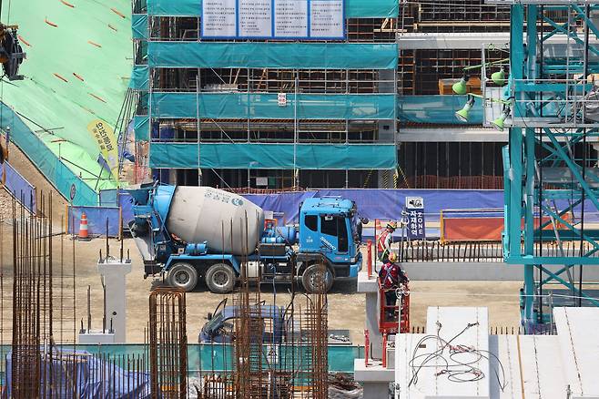 서울의 한 재개발단지 공사현장에서 레미콘 트럭이 운행되고 있다. /연합뉴스