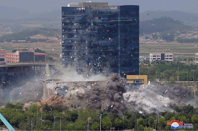 북한이 지난해 6월 16일 오후 2시 50분 남북공동연락사무소를 폭파했다. /조선중앙통신 캡처