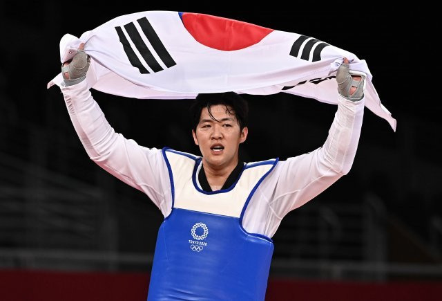 인교돈이 27일 오후 일본 지바현 마쿠하리 메세 A홀에서 열린  2020 도쿄올림픽  80kg 급 남자 태권도 동메달 결정전에서 슬로베니아의 이반 트로즈코비치를 이기고 동메달을 차지한 후 태극기 세레모니를 하고 있다. 2021.07.27 지바=올림픽사진공동취재단