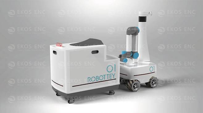 에코스이엔씨와 한국전자기술연구원 전북지역본부가 공동으로 자율주행로봇을 이용해 개발중인 전기차 충전기.