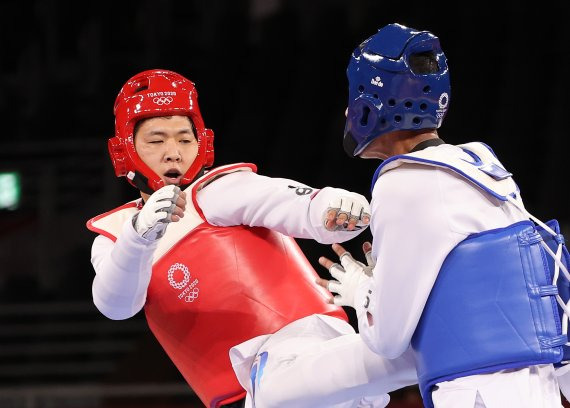 대한민국 태권도 인교돈이 27일 오후 일본 지바현 마쿠하리 메세 A홀에서 열린 '2020 도쿄올림픽' 80kg 남자 태권도 16강전에서 아프가니스탄 파르자드 만수리 상대로 공격을 하고 있다.뉴스1