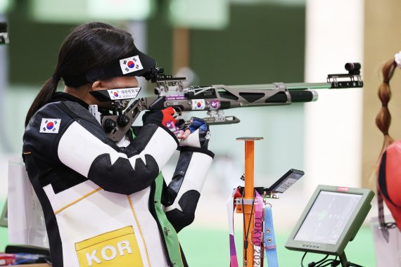 한국 사격 대표팀 권은지 선수가 24일 오전 일본 도쿄 아사카 사격장에서 열린 2020 도쿄올림픽 사격 10m 공기소총 여자본선 경기에서 사격을 하고 있다. 사진=뉴스1