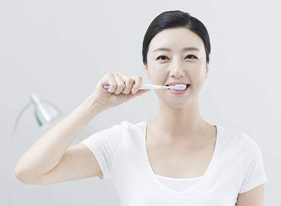 양치질 하고 있는 여자. <사진=클립아트코리아>