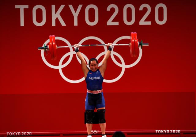 하이딜린 디아스가 26일 2020 도쿄올림픽 역도 여자 55kg급 경기에서 바벨을 들어올리고 있다. EPA 연합뉴스