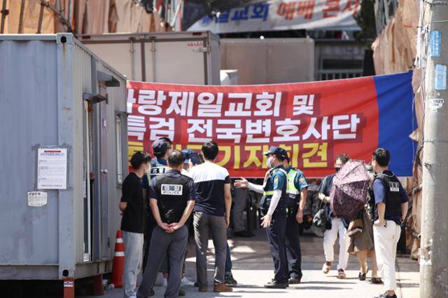25일 오후 서울 성북구 사랑제일교회 앞에서 서울시와 성북구청, 경찰 관계자들이 현장 대면예배 방역수칙 현장점검 채증을 하고 있다. 연합뉴스.