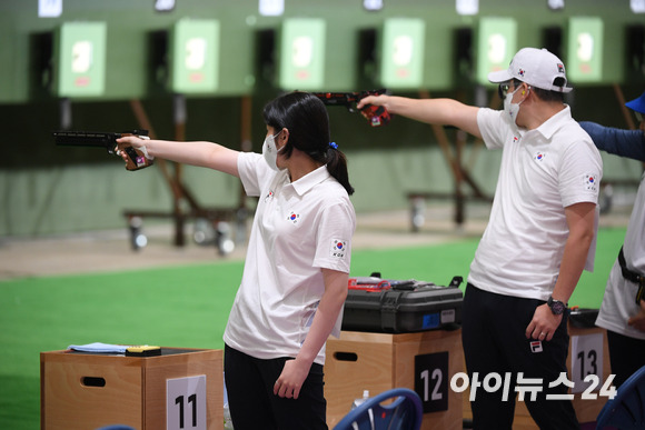 한국 사격 진종오, 추가은이 27일 일본 도쿄 아사카 사격장에서 열린 2020 도쿄올림픽 10ｍ 공기권총 혼성 단체전에서 합계 575점(추가은 286점, 진종오 289점)을 기록하며 9위로 본선 1차전 통과에 실패했다. 진종오와 추가은이 경기를 하고 있다.