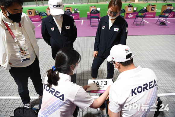 한국 사격 진종오, 추가은이 27일 일본 도쿄 아사카 사격장에서 열린 2020 도쿄올림픽 10ｍ 공기권총 혼성 단체전에서 합계 575점(추가은 286점, 진종오 289점)을 기록하며 9위로 본선 1차전 통과에 실패했다. 진종오와 추가은이 경기를 마치고 서로의 등번호에 메시지를 남기고 있다.