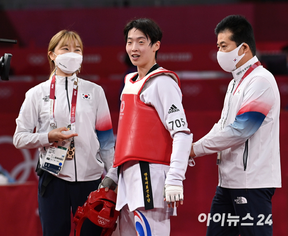 한국 태권도 이다빈이 27일 일본 지바 마쿠하리 메세홀A에서 열린 2020 도쿄올림픽 태권도 여자 67㎏ 초과급 8강에서 도미니카공화국의 캐서린 로드리게스 페게로를 제압하고 준결승에 진출한 후 미소 짓고 있다.