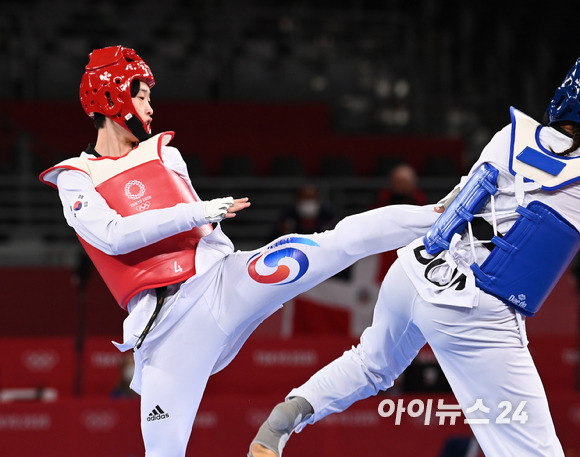 한국 태권도 이다빈이 27일 일본 지바 마쿠하리 메세홀A에서 열린 2020 도쿄올림픽 태권도 여자 67㎏ 초과급 8강에서 도미니카공화국의 캐서린 로드리게스 페게로를 제압하고 준결승에 진출했다. 경기에 임하는 이다빈.