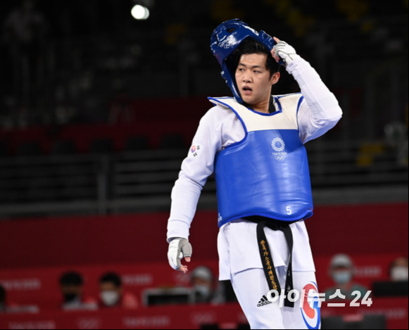 한국 태권도 인교돈이 27일 일본 지바 마쿠하리 메세홀A에서 열린 2020 도쿄올림픽 태권도 남자 80㎏ 초과급 8강에서 카자흐스탄의 루슬란 자파로프를 제압하고 준결승에 진출했다. 경기 종료 후 숨 고르는 인교돈.