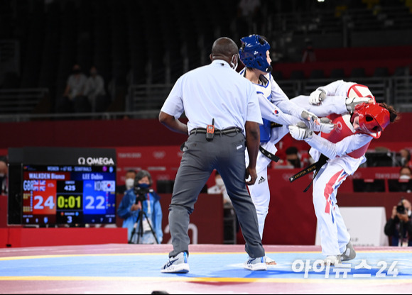 한국 태권도 이다빈이 27일 일본 지바 마쿠하리 메세홀A에서 열린 2020 도쿄올림픽 태권도 여자 67㎏ 초과급 4강에서 영국의 비안카 워크던를 제압하고 결승에 진출했다. 이다빈이 종료 1초전 공격에 성공해 역전승하고 있다.