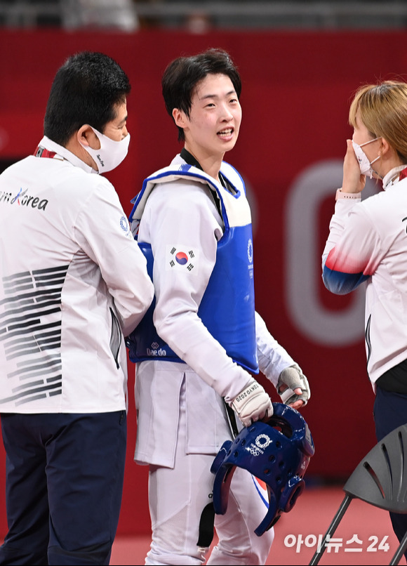 한국 태권도 이다빈이 27일 일본 지바 마쿠하리 메세홀A에서 열린 2020 도쿄올림픽 태권도 여자 67㎏ 초과급 4강에서 영국의 비안카 워크던를 제압하고 결승에 진출했다. 역전승 후 기뻐하는 이다빈.