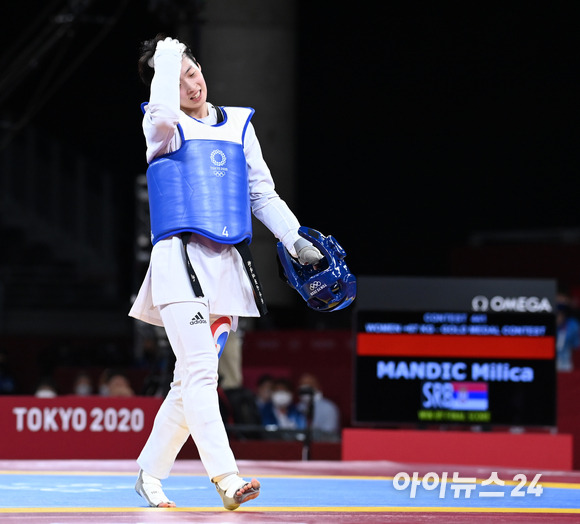 한국 태권도 이다빈이 27일 일본 지바 마쿠하리 메세홀A에서 열린 2020 도쿄올림픽 태권도 여자 67㎏ 초과급 결승에서 세르비아의 밀리차 만디치에게 패하고 은메달의 주인공이 됐다. 이다빈이 아쉬워하고 있다.