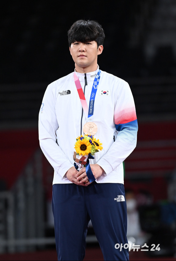 한국 태권도 인교돈이 27일 일본 지바 마쿠하리 메세홀A에서 열린 2020 도쿄올림픽 태권도 남자 80㎏ 초과급 시상식에서 동메달을 따낸 후 기념촬영을 하고 있다.