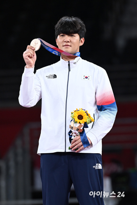 한국 태권도 인교돈이 27일 일본 지바 마쿠하리 메세홀A에서 열린 2020 도쿄올림픽 태권도 남자 80㎏ 초과급 시상식에서 동메달을 따낸 후 기념촬영을 하고 있다.