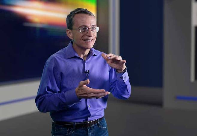 인텔의 차세대 반도체 전략을 설명하는 팻 겔싱어(Pat Gelsinger) 인텔 CEO (출처=인텔)