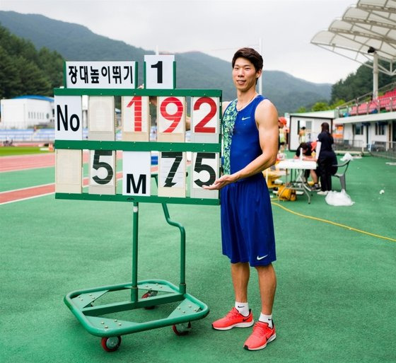 2019년 5m75의 한국기록을 세운 장대높이뛰기 국가대표 진민섭. 1년 뒤 그는 5m80까지 뛰어넘었다. [사진 대한육상연맹]