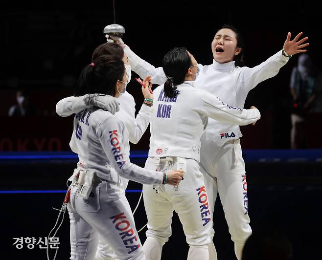 대한민국 펜싱 여자 에페 대표팀이 27일 일본 지바 마쿠하리 메세 B홀에서 열린 도쿄올림픽 펜싱 여자 에페 단체전에서 중국 대표팀을 꺾고 결승 진출을 확정한 뒤 환호하고 있다. 올림픽사진공동취재단