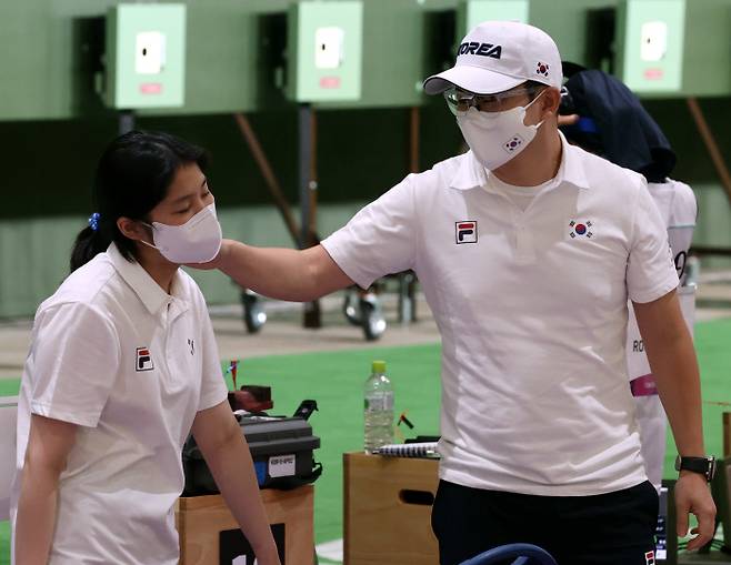 ‘무관’ 아쉬움 대신 후배 격려 진종오(오른쪽)가 27일 일본 도쿄 아사카 사격장에서 열린 2020 도쿄 올림픽 10m 공기권총 혼성 단체전 1라운드에서 탈락한 뒤 파트너인 추가은을 다독이고 있다.  도쿄 | 연합뉴스