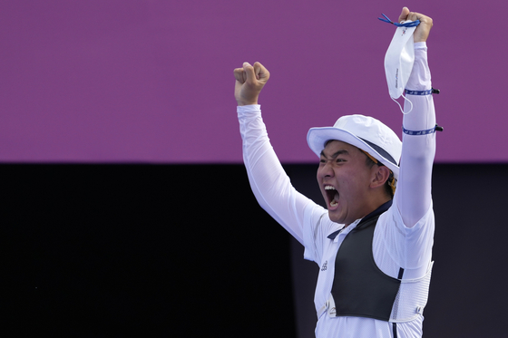 Kim Je-deok celebrates at the end of the men's team semifinal match against Japan at the 2020 Summer Olympics on Monday at Yumenoshima Park Archery Field in Tokyo. [AP/YONHAP]