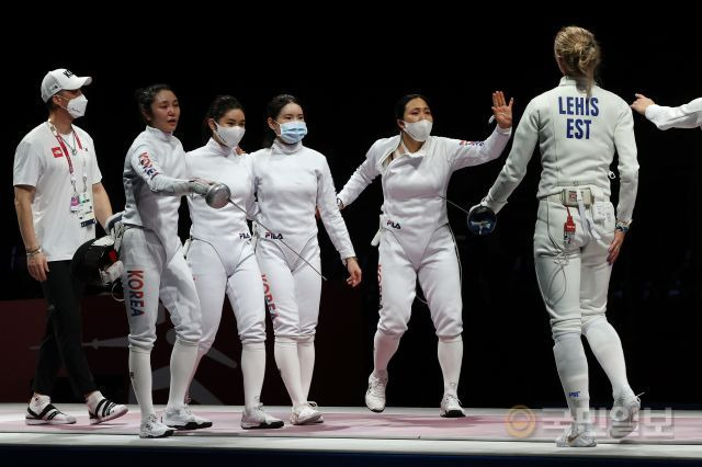 한국 여자 에페 대표팀 선수들이 27일 일본 지바 마쿠하리메세 B홀에서 열린 도쿄올림픽 단체전 결승에서 에스토니아에 분패한 뒤 서로를 격려하고 있다. 지바=김지훈 기자