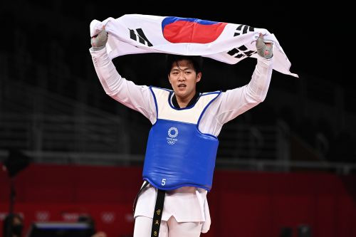 인교돈이 27일 일본 지바 마쿠하리 메세 A홀에서 열린 2020 도쿄올림픽 남자 태권도 80kg초과급 동메달 결정전에서 슬로베니아의 이반 트로즈코비치를 물리치고 동메달을 차지한 뒤 태극기 세리머니를 하고 있다. 지바=김지훈 기자