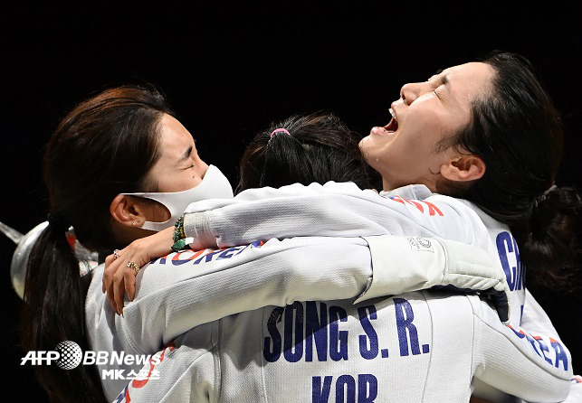 한국 여자 펜싱 대표팀이 27일 일본 지바 마쿠하리 메세 B홀에서 열린 2020 도쿄올림픽 에페 단체전 준결승에서 중국을 꺾은 뒤 기뻐하고 있다. 사진(일본 도쿄)=AFPBBNEWS=NEWS1