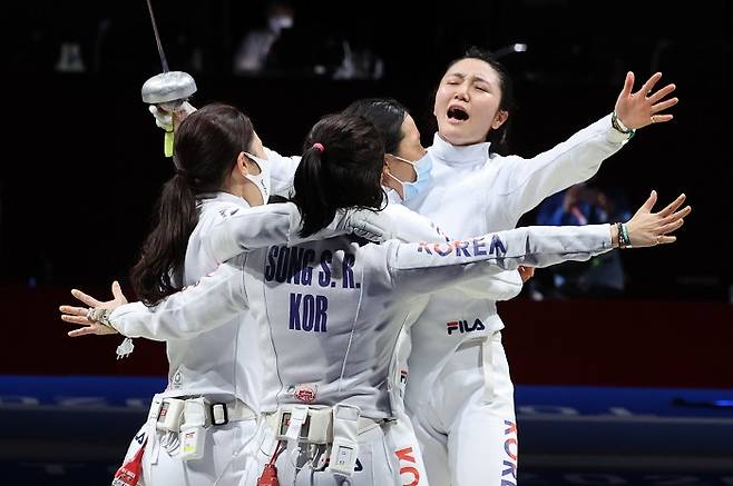 한국 펜싱 여자 에페 대표팀이 27일 일본 지바 마쿠하리 메세B홀에서 열린 2020도쿄올림픽 에페 단체전 준결승에서 중국에 승리해 결승 진출이 확정되자 환호하고 있다. /사진=뉴스1