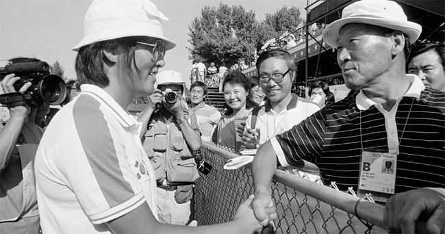 한국양궁 ‘올림픽 첫 金’의 순간 : 정주영(오른쪽) 대한체육회장이 1984년 8월 미국 캘리포니아 LA 롱비치의 엘도라도공원에서 열린  LA올림픽 양궁 여자개인전 금메달리스트 서향순(광주여고)과 악수하고 있다. 연합뉴스