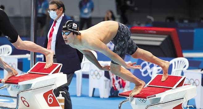 27일 일본 도쿄 아쿠아틱스센터에서 열린 도쿄올림픽 수영 남자 자유형 200m 결승전에서 황선우가 힘차게 출발하고 있다. [연합]